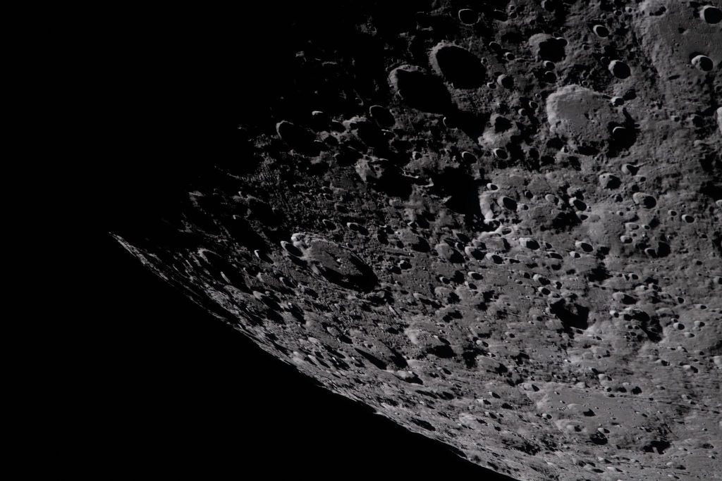 En el terminador lunar resaltan los cráteres Jule, Birkhoff y Stebbins junto a las tierras altas de la zona. La fotografía se capturó en el sexto día de misión, unas tres horas después de que la tripulación iniciara su observación mientras sobrevolaban el lado oculto de la Luna. Foto: NASA