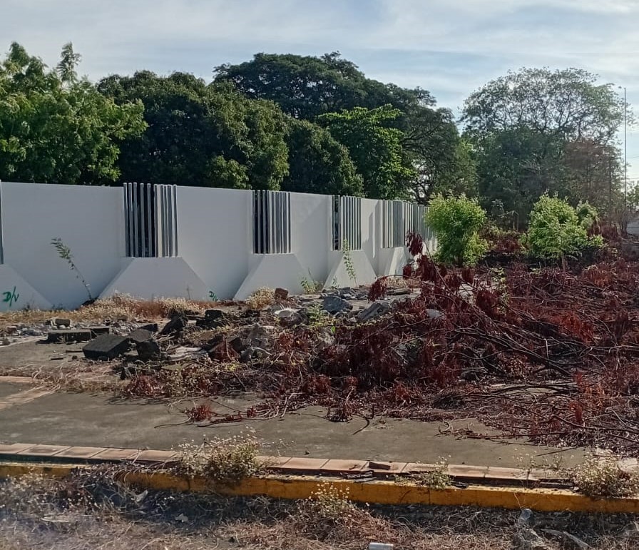 La UNI tuvo que replegarse y construir un muro
