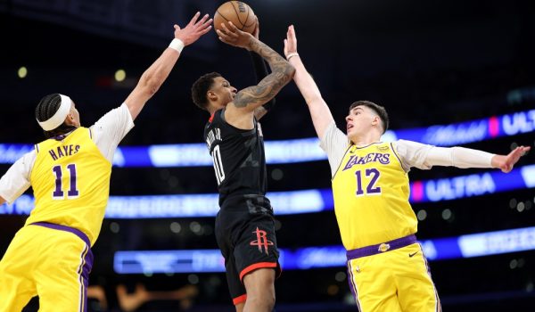 LeBron y los Lakers vencen a los Rockets en su debut en los playoffs de la NBA