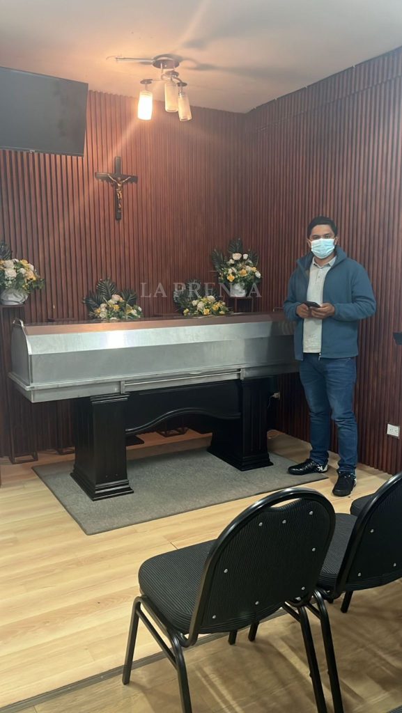 Wilder Ariel Merlo minutos antes de la cremación del cuerpo de su hermana.