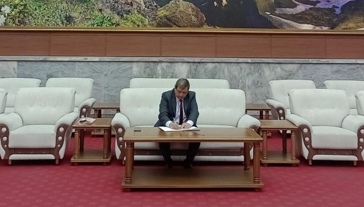Nicaragua's Ambassador to North Korea, Manuel Modesto Munguía Martínez, signs the Guestbook during the tribute marking the 94th anniversary of the founding of that country's Revolutionary People's Army.