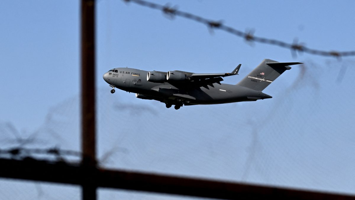 Un avión Boeing C-17A Globemaster III de la Fuerza Aérea de Estados Unidos se prepara para aterrizar en la base aérea militar de Nur Khan, en Rawalpindi, Pakistán, el 20 de abril de 2026. (Foto de Farooq NAEEM / AFP)