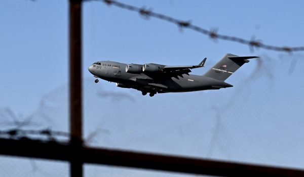 Un avión Boeing C-17A Globemaster III de la Fuerza Aérea de Estados Unidos se prepara para aterrizar en la base aérea militar de Nur Khan, en Rawalpindi, Pakistán, el 20 de abril de 2026. (Foto de Farooq NAEEM / AFP)