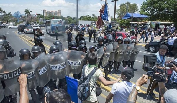 Policías antimotines hicieron retroceder a jóvenes autoconvocados y periodistas que daban cobertura a las protestas sobre el incendio en la reserva Indio Maíz. LA PRENSA/ ARCHIVO