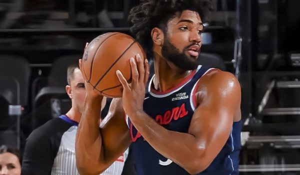 Norchad Omier tuvo una fugaz aparición frente a los Mavericks de Dallas