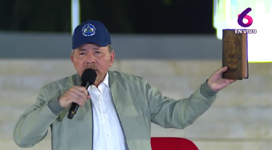 Daniel Ortega sostiene una Biblia que asegura fue un regalo de la familia del fallecido pastor Yiye Ávila