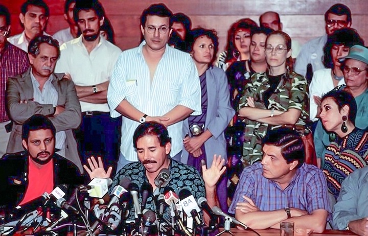 Óscar Rene Vargas, al centro,con camisa a rayas verticales, en la conferencia de prensa en la que Daniel Ortega aceptó la derrota electoral del sandinismo en 1990. LA PRENSA/ REDES SOCIALES