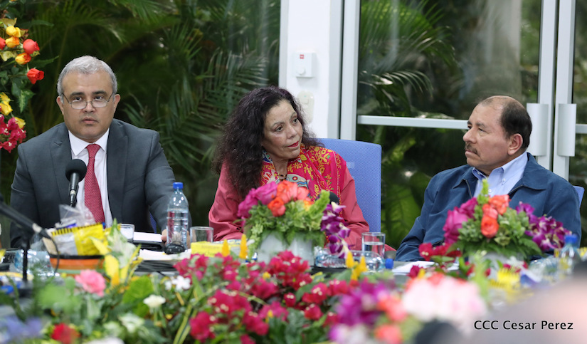 Ovidio Reyes, junto a los dictadores Daniel Ortega y Rosario Murillo.