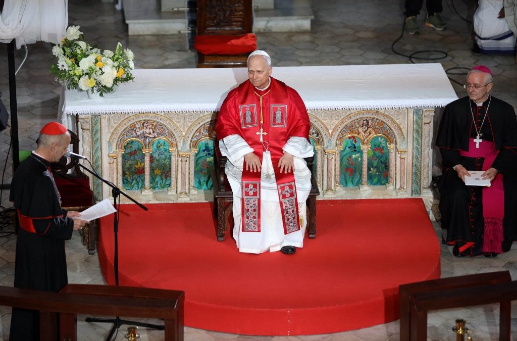 El papa León XIV asiste a un encuentro con la comunidad católica argelina en la Basílica de Nuestra Señora de África, en Argel, el 13 de abril de 2026. El papa León XIV inicia hoy una visita de 11 días a Argelia, Camerún, Angola y Guinea Ecuatorial, su primer gran viaje internacional desde que asumió el pontificado el año pasado. (Foto: AFP)