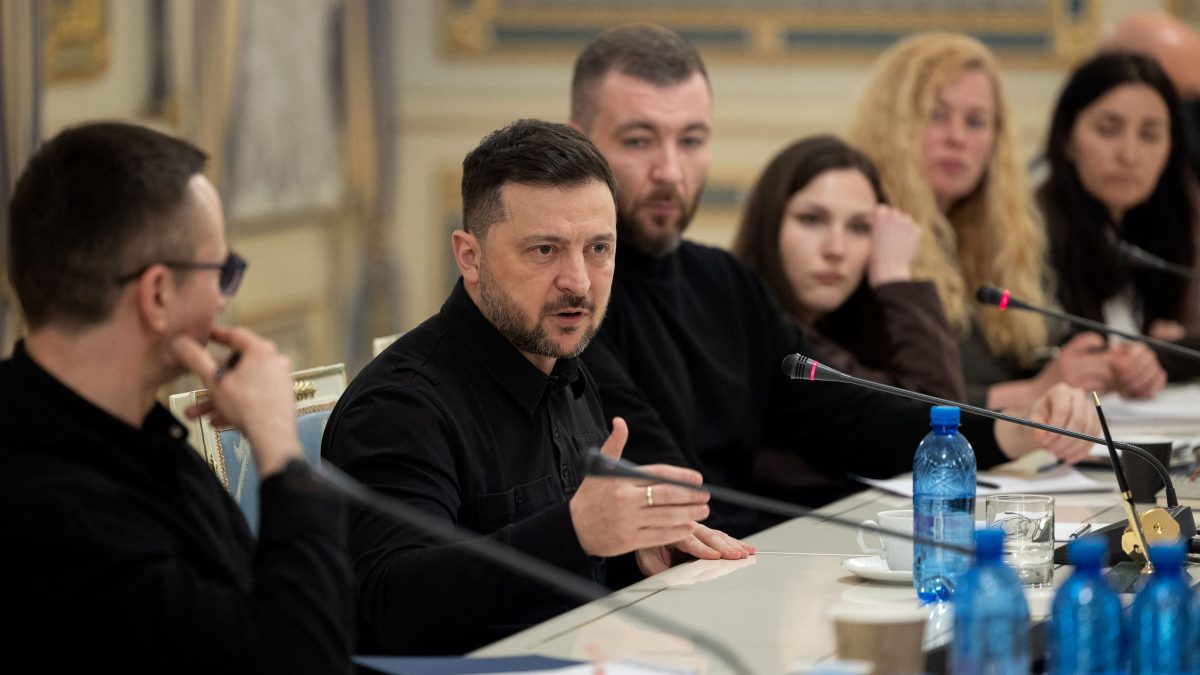 Esta fotografía, distribuida por el servicio de prensa de la Presidencia de Ucrania el 8 de abril de 2026 y publicada el 9 de abril de 2026, muestra al presidente ucraniano Volodímir Zelenski asistiendo a una reunión con periodistas en Kiev, en medio de la invasión rusa de Ucrania. FOTO: SERVICIO DE PRENSA DE LA PRESIDENCIA DE UCRANIA / AFP