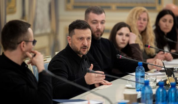 Esta fotografía, distribuida por el servicio de prensa de la Presidencia de Ucrania el 8 de abril de 2026 y publicada el 9 de abril de 2026, muestra al presidente ucraniano Volodímir Zelenski asistiendo a una reunión con periodistas en Kiev, en medio de la invasión rusa de Ucrania. FOTO: SERVICIO DE PRENSA DE LA PRESIDENCIA DE UCRANIA / AFP