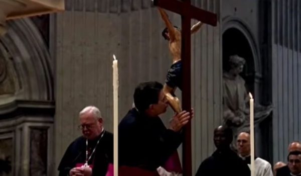 El obispo de Matagalpa, Rolando Álvarez, besa la pierna izquierda de la imagen de Jesucristo en la Basílica de San Pedro en el Vaticano. Captura de pantalla.