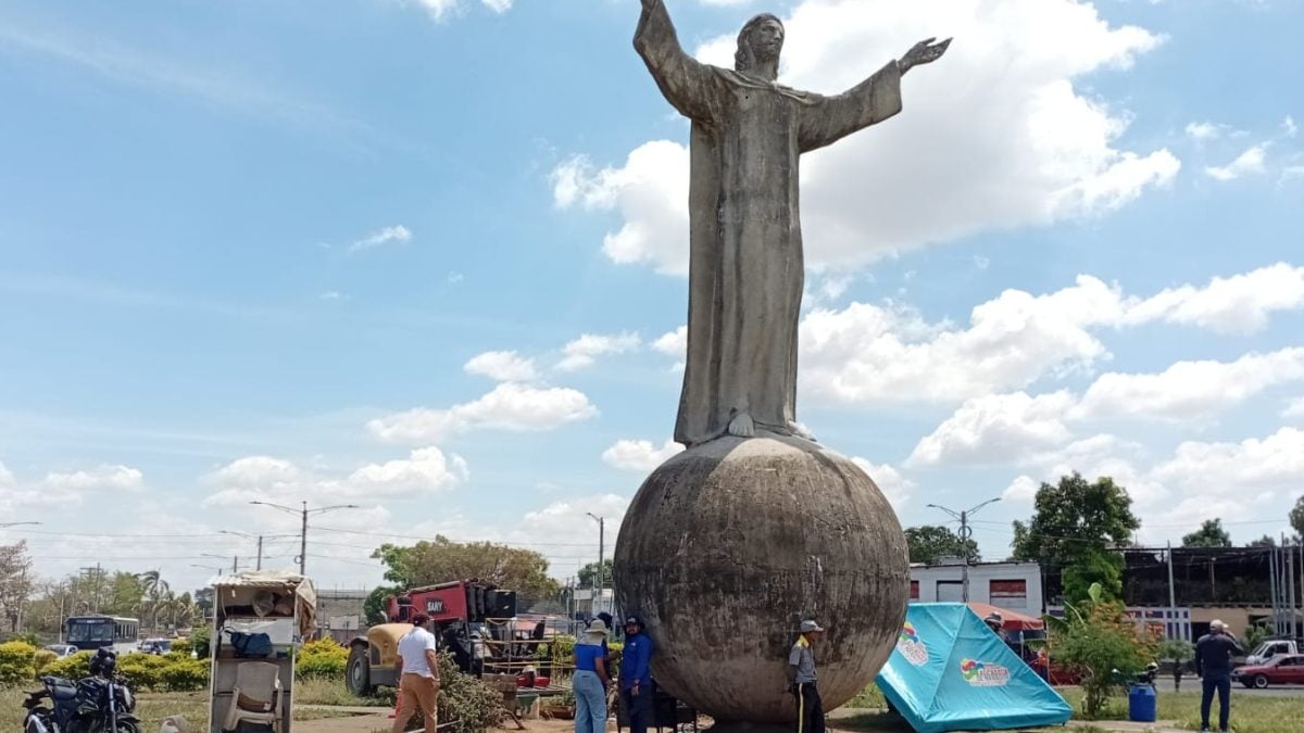 Obreros e ingenieros preparan condiciones para remover el monumento a Cristo Rey. Foto: Cortesía