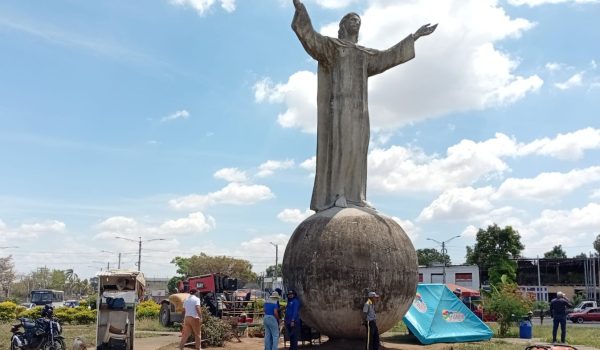 Obreros e ingenieros preparan condiciones para remover el monumento a Cristo Rey. Foto: Cortesía