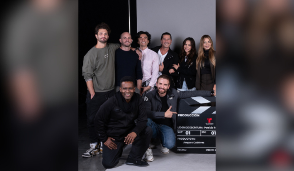 Parte del equipo de la producción de Sin Senos Sí Hay Paraíso en Colombia. Foto: Instagram/@cvillaloboss