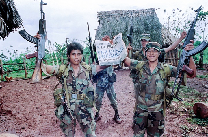 Soldados contras celebran el triunfo electoral de Violeta Barrios de Chamorro en febrero de 1990. LA PRENSA/ ARCHIVO