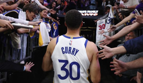 Suns mandan a casa a la leyenda Stephen Curry que está en el ocaso de su carrera
