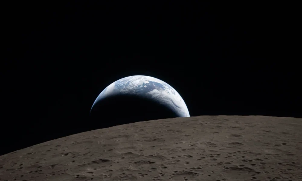 Una imagen de la superficie de la Luna, donde se puede observar la Tierra de fondo. Esta imagen recreó la famosa foto de la Tierra del Apolo 8. Foto: NASA