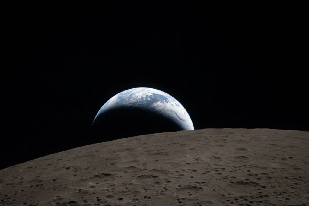 Una imagen de la superficie de la Luna, donde se puede observar la Tierra de fondo. Esta imagen recreó la famosa foto de la Tierra del Apolo 8. Foto: NASA