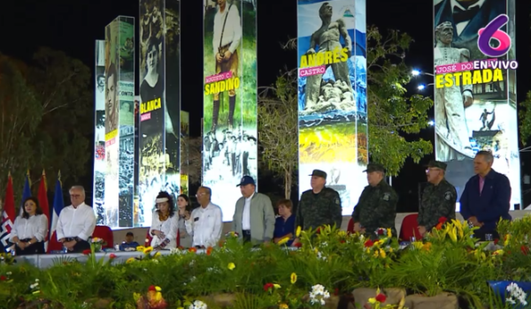 Los dictadores de Nicaragua Daniel Ortega y Rosario Murillo, anoche en un acto en el que se quejaron de las sanciones impuestas por Estados Unidos a funcionarios verdugos de los nicaragüenses.