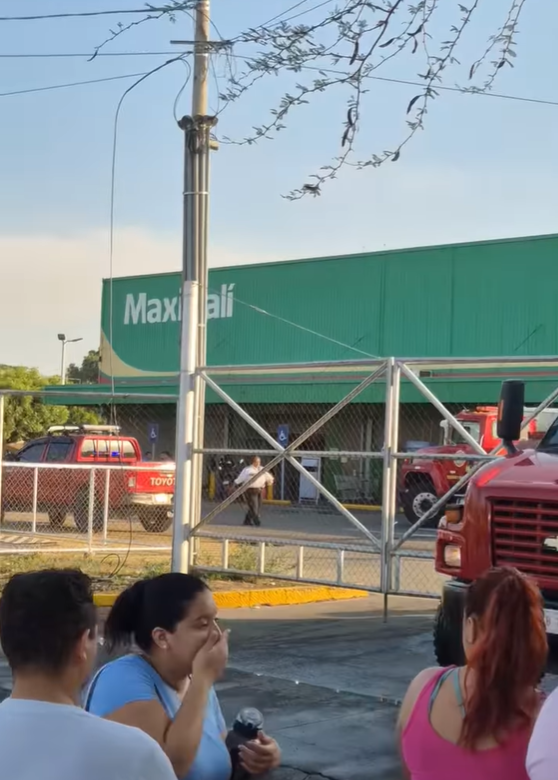 Trabajadores del supermercado pendientes del incendio en Ciudad Sandino, Managua