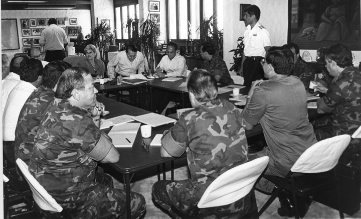 La presidenta Violeta Barrios de Chamorro reunida con la jefatura del ejército. LA PRENSA/ ARCHIVO