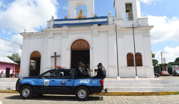 La Policía asedia parroquias e intimida a feligreses católicos. LA PRENSA