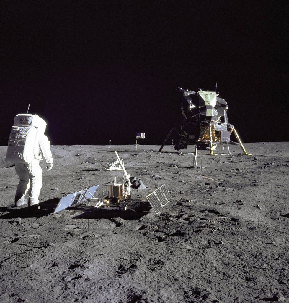 En julio de 1969 la humanidad llegó por primera vez a la Luna, a bordo del Apolo 11. La hazaña se repitió en cinco ocasiones más. Luego los intereses migraron hacia otros programas espaciales.