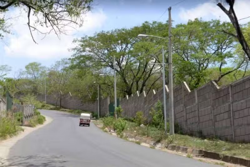 Vista del muro construido por el Ejército de Nicaragua, en 2013, alrededor de la base militar en la zona núcleo del cerro Mokorón.