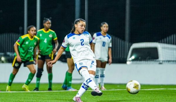 Yessenia Flores destacó en la victoria contra Dominica con cuatro goles