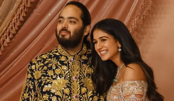 Anant Ambani con su esposa. Es hijo del multimillonario Mukesh Ambani, quien es considerado el hombre más rico de Asia. Getty Images