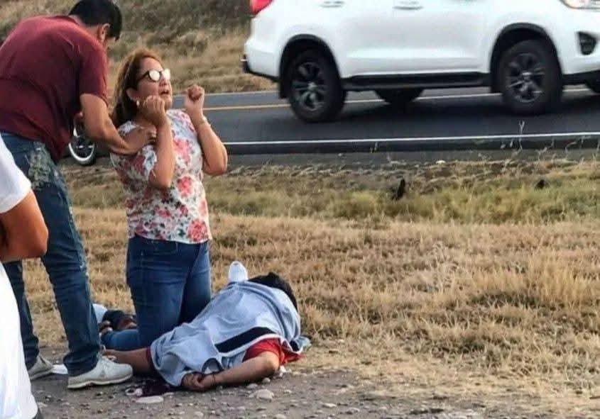 Una mujer llora desconsolada frente al cadáver de Ismael de Jesús Mairena Mendoza. Foto: Pixel Channel Nicaragua/Facebook.