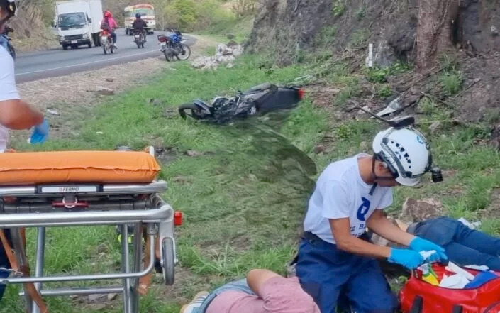 Aaron Romero, un adolescente de apenas 17 años, murió y su primo quedó gravemente herido tras chocar en una curva. Foto: Nueva Radio Ya.