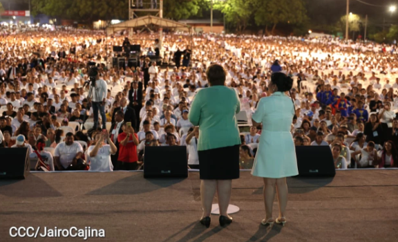 Pastora evangélica Doris Ávila Talavera en acto cargado de proselitismo político a favor del FSLN. Foto: Tomada de medios oficialistas.