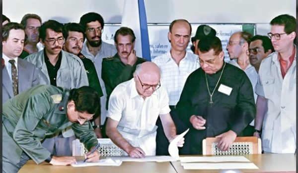 Conversaciones de paz entre los sandinistas y los contras en marzo de 1988, en Sapoá, Rivas. De izquierda a derecha: Humberto Ortega, firmando; Paul Reichler; Daniel Ortega; Lenín Cerna; Víctor Hugo Tinoco; Joaquín Cuadra; el secretario general de la OEA, Joao Baena Soares; Fernando Agüero; el cardenal Miguel Obando; Bosco Matamoros, de perfil; Roberto Urroz y Alfredo César. El comandante Toño aparece detrás del cardenal Obando, de gorra roja. LA PRENSA/ ARCHIVO/ AFP