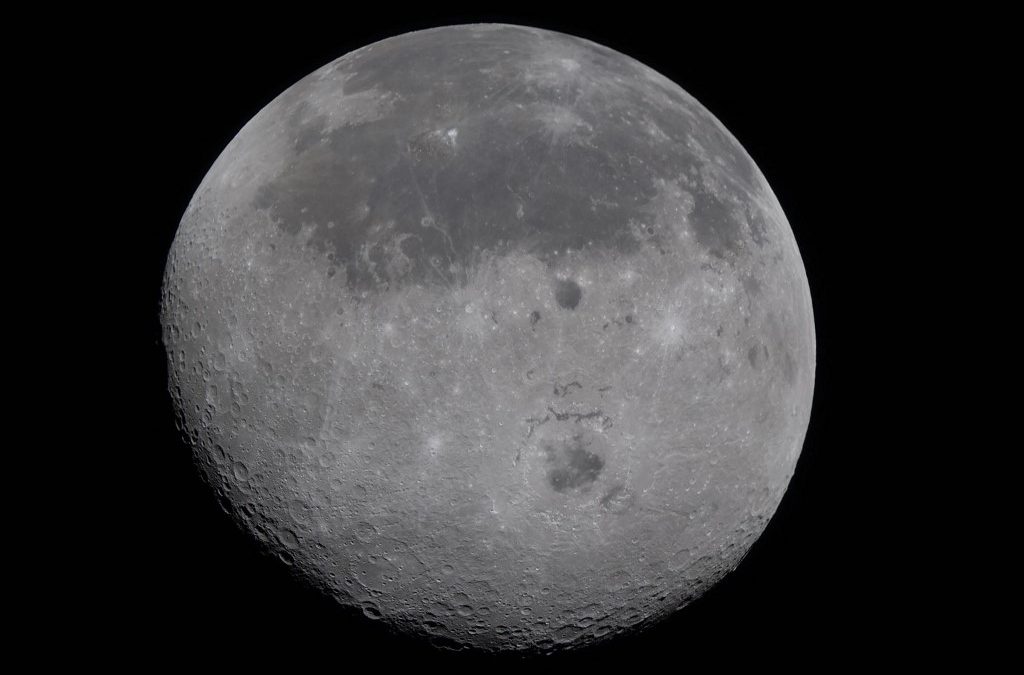 Esta imagen distribuida por la NASA muestra la Luna completamente iluminada, con la cara visible en la parte superior, llanuras de lava oscura y la Cuenca Oriental, con partes de la cara oculta visibles, el 6 de abril de 2026. Los cuatro astronautas del equipo de Artemis II rompieron el récord anterior establecido por la misión Apolo 13 de 1970, cuando alcancanzaron la distancia máxima prevista de este viaje desde la Tierra, 406 mil 778 kilómetros. AFP PHOTO / NASA