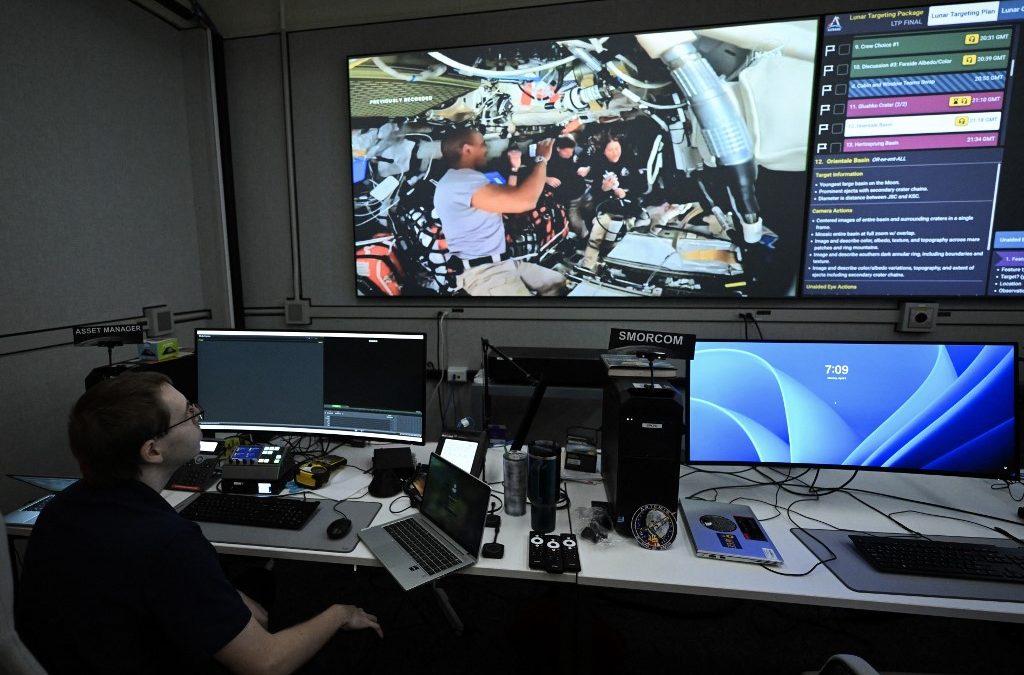 Un trabajador aparece en la Sala de Operaciones de la Misión Científica (SMOR) del Centro Espacial Johnson en Houston, Texas, el 6 de abril de 2026. Los astronautas del programa Artemis iniciaron el lunes la fase final de su preparación para una órbita lunar, un punto de inflexión que indica que la gravedad de la Luna ejerce ahora una atracción mayor sobre la nave que la de la Tierra. La cápsula Orión orbitará la Luna, preparando a la tripulación para viajar más lejos de nuestro planeta que cualquier otro ser humano hasta la fecha. (Foto de RONALDO SCHEMIDT / AFP)