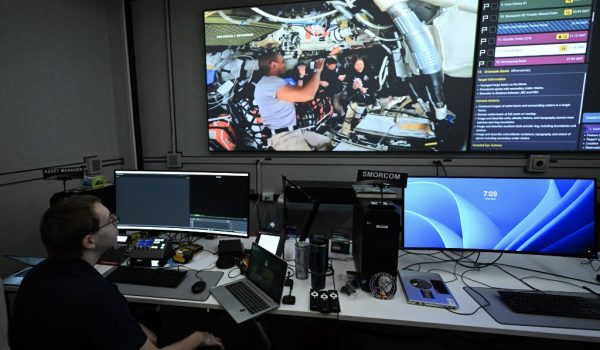 Artemis II: los 40 minutos críticos en que la tripulación de la misión a la Luna perderá contacto con la Tierra mientras busca romper el récord de distancia