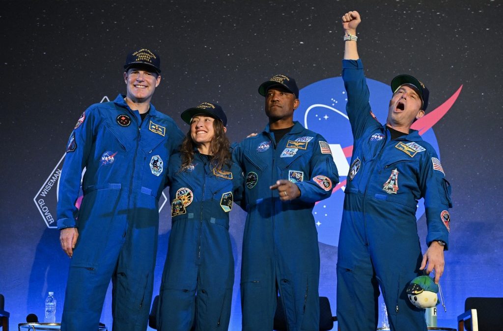 (De izquierda a derecha) Los astronautas de la misión Artemis II de la NASA, Jeremy Hansen, Christina Koch, Victor Glover y el comandante Reid Wiseman, de la Agencia Espacial Canadiense, reaccionan durante una ceremonia de bienvenida en la Base Conjunta de Reserva de Ellington Field en Houston, Texas, el 11 de abril de 2026. RONALDO SCHEMIDT / AFP