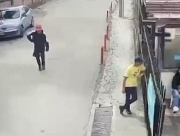 Momento en el que un paciente psiquiátrico ataque a un integrante de la producción Sin Senos Sí Hay Paraíso en Bogotá, Colombia
