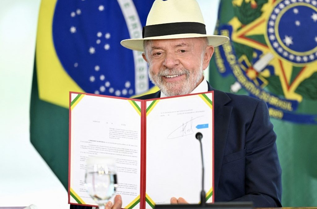 El presidente de Brasil, Luiz Inácio Lula da Silva, muestra el decreto firmado que formaliza el Acuerdo Comercial entre la Unión Europea y Mercosur en el Palacio de Planalto, en Brasilia, el 28 de abril de 2026. (Foto: Evaristo SA / AFP)