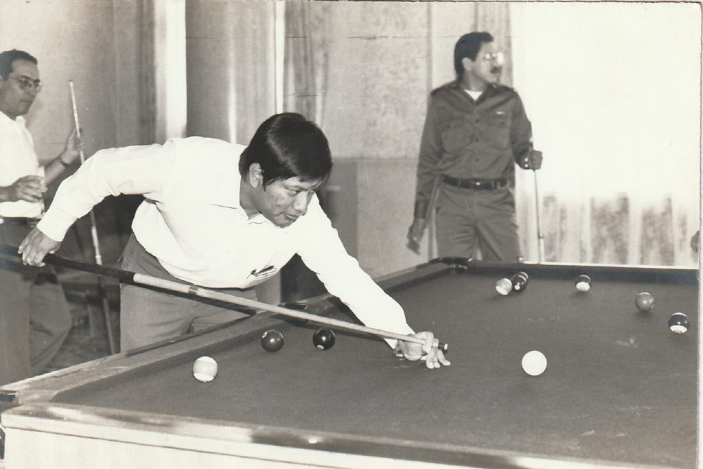 Abril de 1984. Carlos Brenes jugando billar con el jefe del Ejército, Humberto Ortega Saavedra. Este último moriría siendo prisionero de su hermano en 2024.