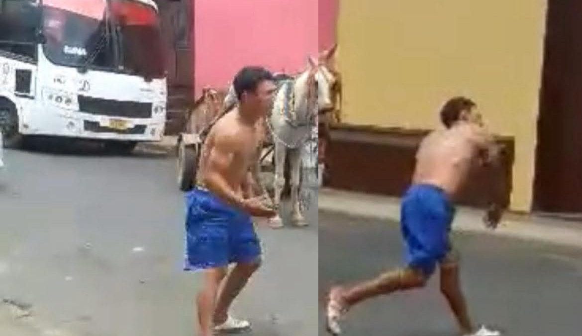 Un hombre agrede a personas que quieren rescatar a un caballo que es maltratado en León. Foto: Bismarck Lebron/Facebook.