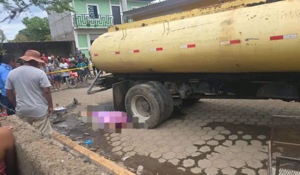 Cámara de seguridad capta el momento en que un ciclista muere arrollado por un camión cisterna