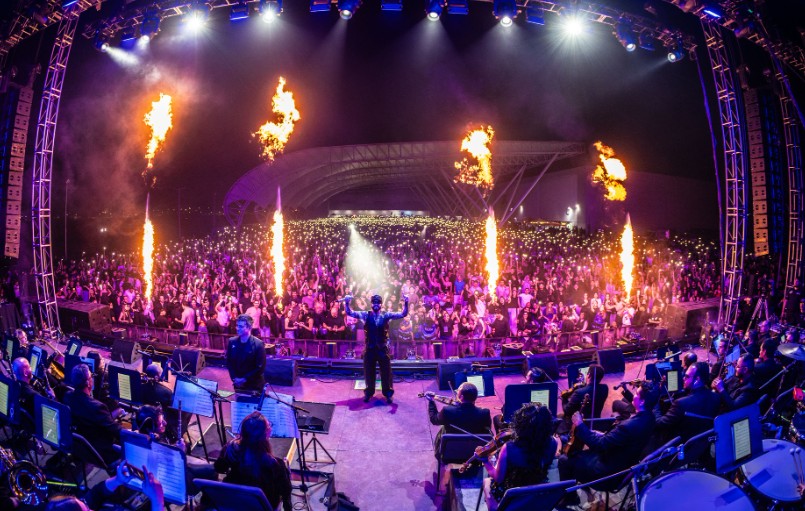 Durante su gira Yandel Sinfónico, el artista invita orquestas sinfónicas para interpretar juntos sus éxitos.