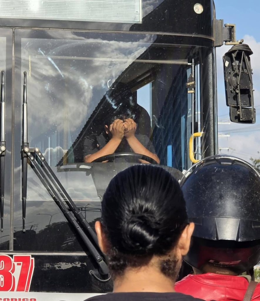 Conductor de la ruta 106 arrolla a mujer en Managua. Foto: Canal 10 Nicaragua/Facebook.