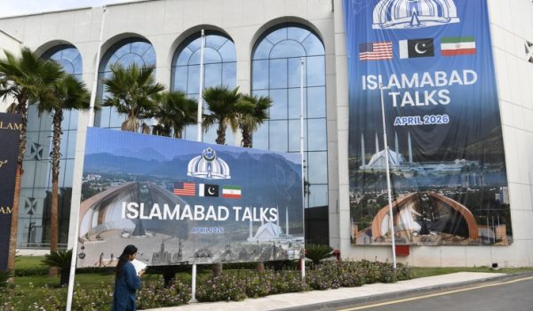 Centro de prensa desde donde se cubren las conversaciones de paz entre Estados Unidos e Irán, en Islamabad, Pakistán. EFE/EPA/SOHAIL SHAHZADISLAMABAD