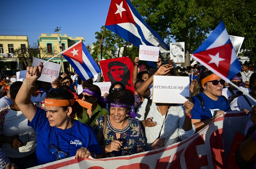 Mujeres partidarias del régimen comunista cubano participan en una concentración de protesta en contra de las sanciones estadounidenses en La Habana. Yamil LAGE / AFP