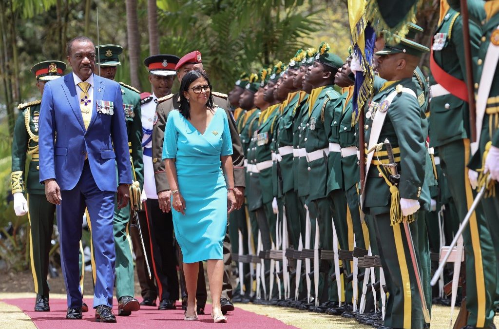 Esta fotografía, difundida por la oficina de prensa de la Presidencia venezolana, muestra al presidente de Barbados, Jeffrey Bostic (izquierda), y a la presidenta interina de Venezuela, Delcy Rodríguez (derecha), caminando durante una visita oficial a Bridgetown el 27 de abril de 2026. Palacio Presidencial Miraflores / AFP