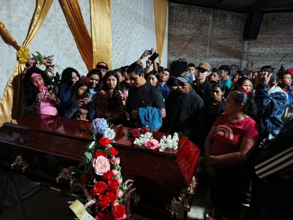Familiares, vecinos y amigos despiden a Junieysis Merlo Espinoza